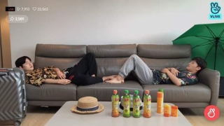 Góc quỳ lạy: Hai nam idol nhà SM giả vờ đi du lịch tại nhà, còn… nằm ngủ luôn trên sóng livestream khiến fan hết hồn - Ảnh 1.