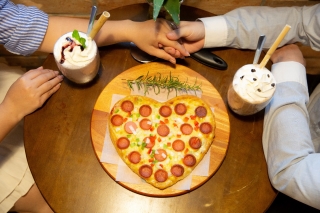 Quá sức độc đáo với bánh pizza hình trái tim và ngôi sao tại Thiên Hạt Coffee, đẹp khiến không nỡ ăn - Ảnh 1.