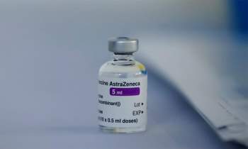 Vắc-xin AstraZeneca - Nên ưu tiên tiên cho nhân viên y tế và người 65 tuổi trở lên - Ảnh 1.