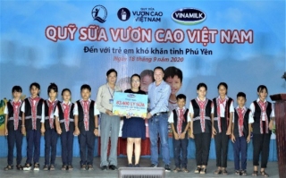 Quỹ sữa vươn cao Việt Nam và Vinamilk trao tặng 83.400 ly sữa cho trẻ em khó khăn Phú Yên - ảnh 1