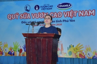 Quỹ sữa vươn cao Việt Nam và Vinamilk trao tặng 83.400 ly sữa cho trẻ em khó khăn Phú Yên - ảnh 2