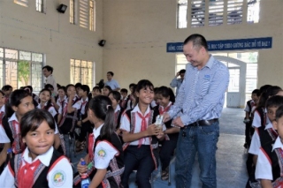 Quỹ sữa vươn cao Việt Nam và Vinamilk trao tặng 83.400 ly sữa cho trẻ em khó khăn Phú Yên - ảnh 3
