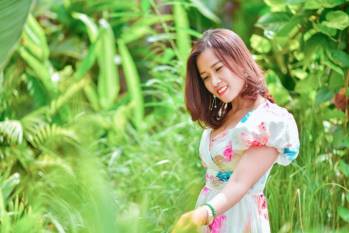 Chị Nhung cho biết chị có một khoảng đất dành riêng để trồng hoa hồng và những cây xanh xinh xắn, là nơi bình yên, mát mẻ nhất mỗi khi chị muốn F5 (làm mới) lại bản thân (Facebook: Hoàng Hồng Nhung).