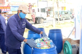Phân loại rác thải tại nguồn ở TP.Long Khánh. Ảnh: H.Lộc