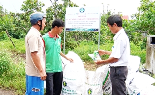 Người dân xã Lâm San, H.Cẩm Mỹ thu gom vỏ bao bì Thu*c bảo vệ thực vật nhằm bảo vệ môi trường