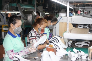 Môi trường sản xuất công nghiệp tại các khu công nghiệp được kiểm soát Trong ảnh: Sản xuất giày thể thao xuất khẩu tại Công ty CP TaeKwang Vina industrial (TP.Biên Hòa)