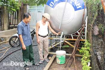 Người dân xã Sông Trầu, H.Trảng Bom mua nước sinh hoạt của Trung tâm Dịch vụ công ích huyện vì hệ thống cấp nước sạch tập trung hết nước
