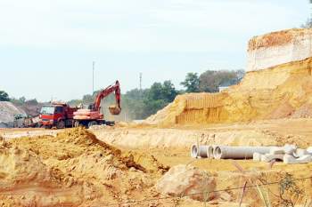 Khai thác khoáng sản làm vật liệu san lấp tại H.Nhơn Trạch. Ảnh: B.Mai