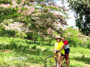 Khách du lịch chụp ảnh lưu niệm với hoa đào Cát Tiên vào tháng 5-2021