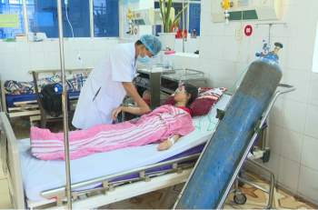 Các bác sĩ bệnh viên Đa khoa huyện Bố Trách đang tiến hành cấp cứu các em học sinh
