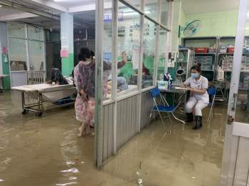 Mưa 3 tiếng, bác sĩ bệnh viện ở Hóc Môn xắn quần lội nước khám bệnh - Ảnh 4.