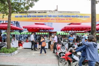 Gần 1 tháng khai trương, phố hàng rong trên vỉa hè trung tâm Sài Gòn luôn nhộn nhịp khách - Ảnh 1.