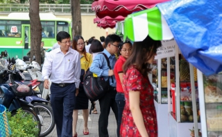 Gần 1 tháng khai trương, phố hàng rong trên vỉa hè trung tâm Sài Gòn luôn nhộn nhịp khách - Ảnh 3.
