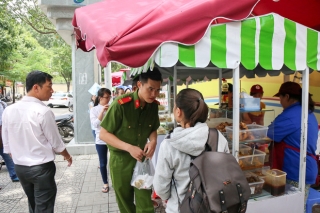 Gần 1 tháng khai trương, phố hàng rong trên vỉa hè trung tâm Sài Gòn luôn nhộn nhịp khách - Ảnh 15.