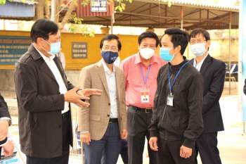 Thứ trưởng Bộ Y tế Đỗ Xuân Tuyên trực tiếp tiêm vaccine COVID-19 cho nữ nhân viên y tế ở tâm dịch Hải Dương - Ảnh 7.