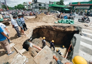 Cận cảnh hố “tử thần” khổng lồ ngay ngã tư ở Sài Gòn, nguyên nhân do cống tôn bị vỡ gây sụt đường - Ảnh 5.