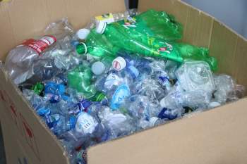 Người trẻ Sài Gòn háo hức mang “rác” đổi vớ làm từ nhựa - Ảnh 7.
