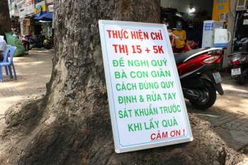 Người Sài Gòn mùa dịch: Biếu thức ăn miễn phí, nếu bạn ổn hãy nhường cho người khác’ - Ảnh 3.