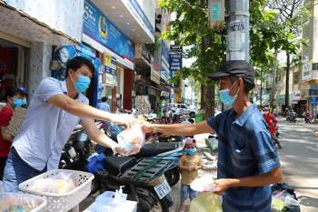 Người Sài Gòn mùa dịch: Biếu thức ăn miễn phí, nếu bạn ổn hãy nhường cho người khác’ - Ảnh 7.