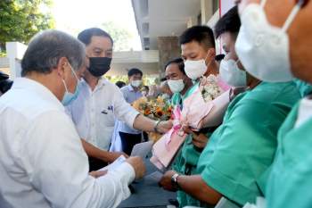 Xúc động hình ảnh y, bác sỹ Bệnh viện TW Huế tình nguyện lên đường hỗ trợ Bắc Giang chống dịch COVID-19 - Ảnh 7.