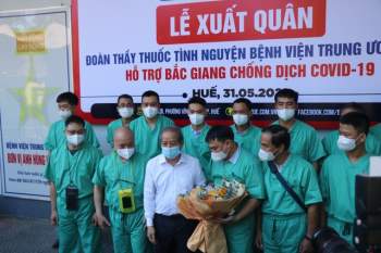 Xúc động hình ảnh y, bác sỹ Bệnh viện TW Huế tình nguyện lên đường hỗ trợ Bắc Giang chống dịch COVID-19 - Ảnh 3.