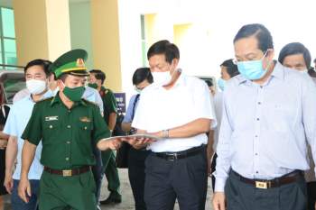 Thứ trưởng Bộ Y tế Đỗ Xuân Tuyên kiểm tra phòng chống dịch COVID-19, kiểm soát biên giới tại Long An - Ảnh 2.