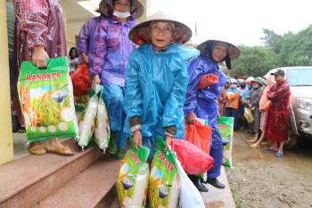 Chương trình thiện nguyện của Báo Gia đình & Xã hội: Nghĩa tình nơi “rốn lũ” miền Trung - Ảnh 2.