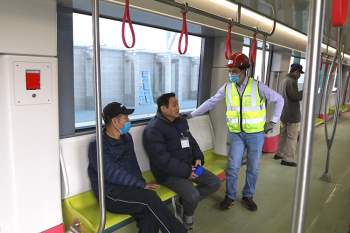 Người dân háo hức tham quan đoàn tàu tuyến metro Nhổn - ga Hà Nội - Ảnh 10.