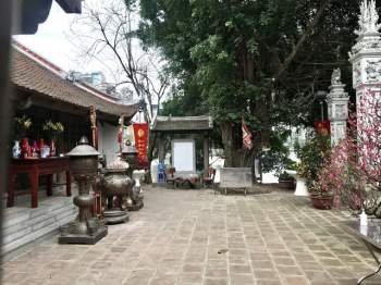 Hà Nội: Đền chùa đóng cửa vì COVID-19, người dân vái vọng trong ngày khai xuân - Ảnh 8.