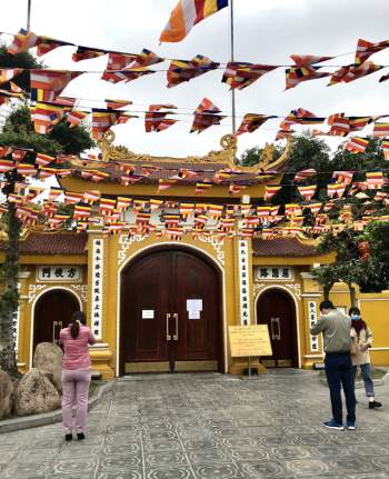 Hà Nội: Đền chùa đóng cửa vì COVID-19, người dân vái vọng trong ngày khai xuân - Ảnh 4.