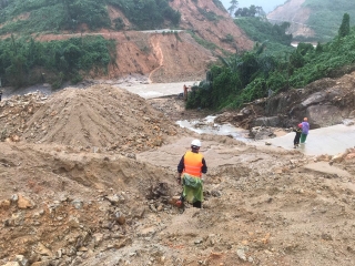 Ứng phó khẩn cấp với bão số 9, Thừa Thiên - Huế yêu cầu hoàn thành sơ tán dân trước 15h chiều nay - Ảnh 2.