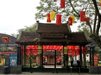 Hà Nội: Đền chùa đóng cửa vì COVID-19, người dân vái vọng trong ngày khai xuân - Ảnh 11.