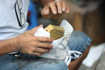 Người đàn ông hơn 20 năm sửa chữa, tặng giày dép cho người nghèo - Ảnh 6.