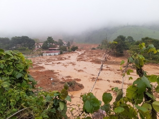 Núi Tà Bang (Quảng Trị) xuất hiện vết nứt, di dời khẩn cấp nhiều hộ dân - Ảnh 2.