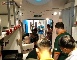 Clip, ảnh: Cận cảnh quá trình di chuyển bệnh nhân 91 trên chuyến bay từ Tân Sơn Nhất đến Nội Bài - Ảnh 10.