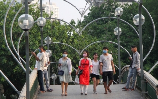 Ảnh, clip: Người Hà Nội đeo khẩu trang vui chơi Công viên Thủ Lệ ngày 2/9 - Ảnh 2.
