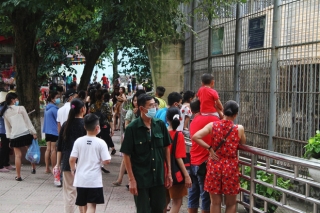 Ảnh, clip: Người Hà Nội đeo khẩu trang vui chơi Công viên Thủ Lệ ngày 2/9 - Ảnh 4.