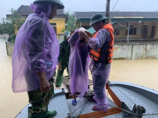 Nước sông dâng cao, lính biên phòng giải cứu hơn 200 người dân ốc đảo Hồng Lam - Ảnh 5.