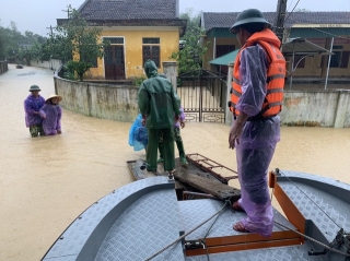 Nước sông dâng cao, lính biên phòng giải cứu hơn 200 người dân ốc đảo Hồng Lam - Ảnh 6.
