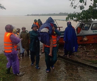 Nước sông dâng cao, lính biên phòng giải cứu hơn 200 người dân ốc đảo Hồng Lam - Ảnh 12.