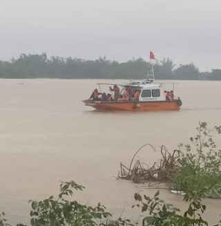 Nước sông dâng cao, lính biên phòng giải cứu hơn 200 người dân ốc đảo Hồng Lam - Ảnh 3.