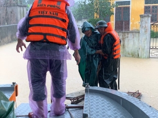 Nước sông dâng cao, lính biên phòng giải cứu hơn 200 người dân ốc đảo Hồng Lam - Ảnh 8.