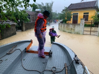 Nước sông dâng cao, lính biên phòng giải cứu hơn 200 người dân ốc đảo Hồng Lam - Ảnh 9.