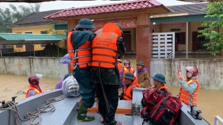 Nước sông dâng cao, lính biên phòng giải cứu hơn 200 người dân ốc đảo Hồng Lam - Ảnh 10.
