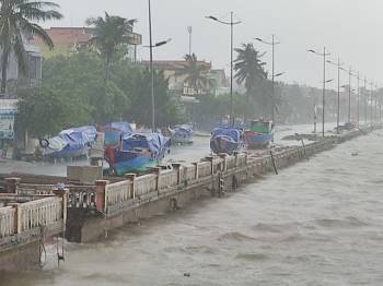 Ảnh hưởng bão số 13, Quảng Bình mưa lớn diện rộng - Ảnh 2.