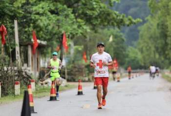 Ông Đoàn Ngọc Hải giành huy chương trong giải marathon tại Quảng Bình - Ảnh 1.