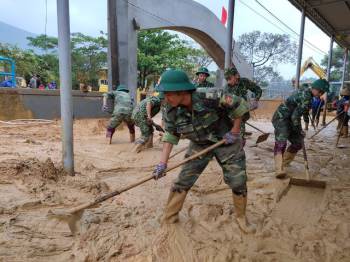 Hình ảnh lính biên phòng căng mình thu dọn lớp bùn dày cả mét sau mưa lũ - Ảnh 3.