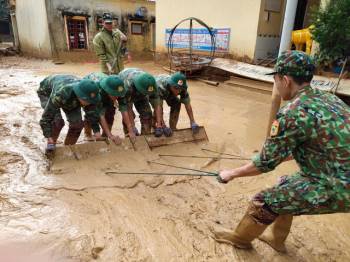 Hình ảnh lính biên phòng căng mình thu dọn lớp bùn dày cả mét sau mưa lũ - Ảnh 6.