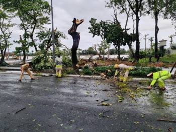 Ảnh: Lực lượng chức năng gấp rút khắc phục hậu quả bão số 13 tại Thừa Thiên - Huế - Ảnh 4.