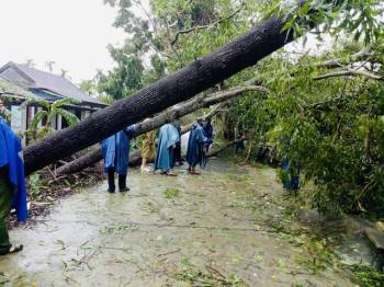 Ảnh: Lực lượng chức năng gấp rút khắc phục hậu quả bão số 13 tại Thừa Thiên - Huế - Ảnh 8.